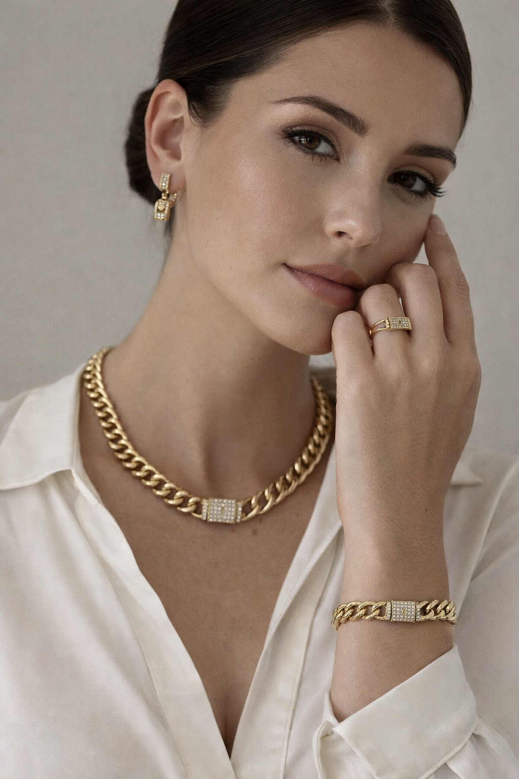 Takı Takmış Kadın Model